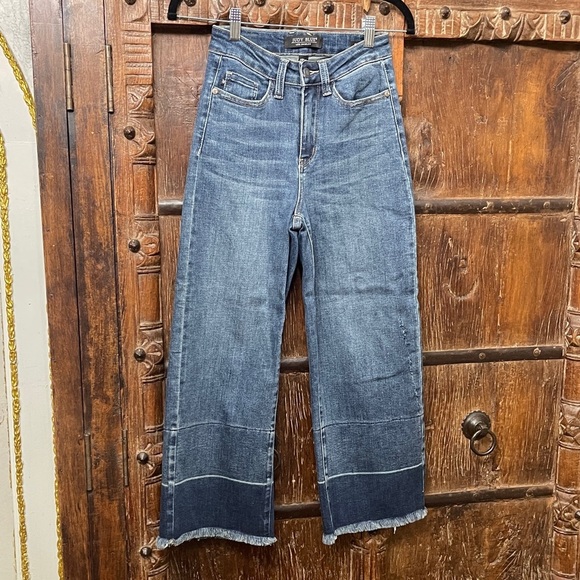 Judy Blue Cropped Wide Leg Jean High Waist
Raw Hem Denim Size 0/24 - Picture 2 of 9